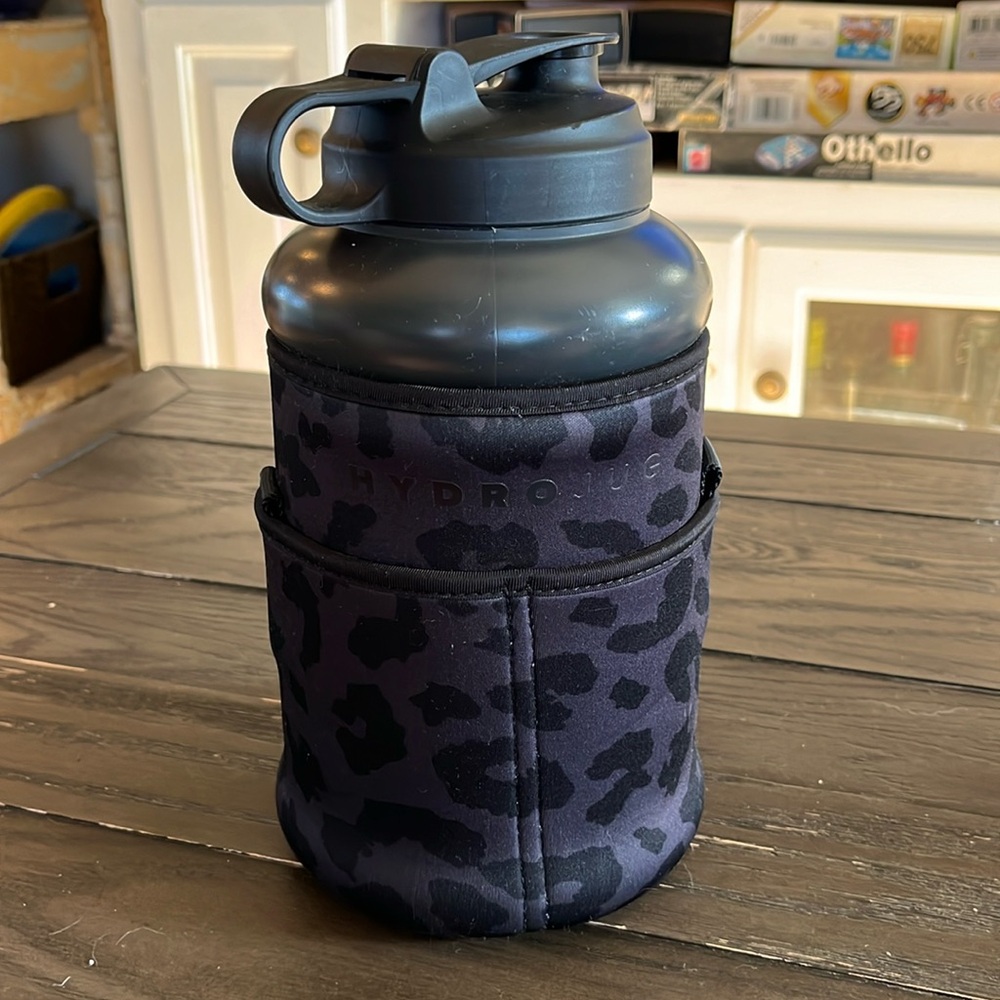 Hydrojug with Black Leopard Insulator